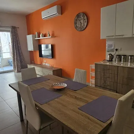Elegant Near Valletta J2 דירה *